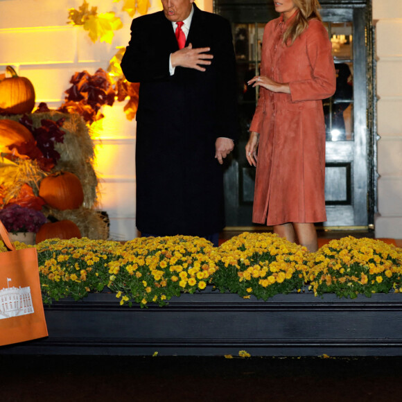 Le président américain Donald Trump et la première dame Melania Trump accueillent les enfants déguisés pour Halloween lors de la soirée devant la Maison Blanche, le 25 octobre 2020. 