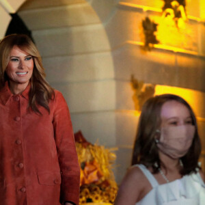 Le président américain Donald Trump et la première dame Melania Trump accueillent les enfants déguisés pour Halloween lors de la soirée devant la Maison Blanche, le 25 octobre 2020. 