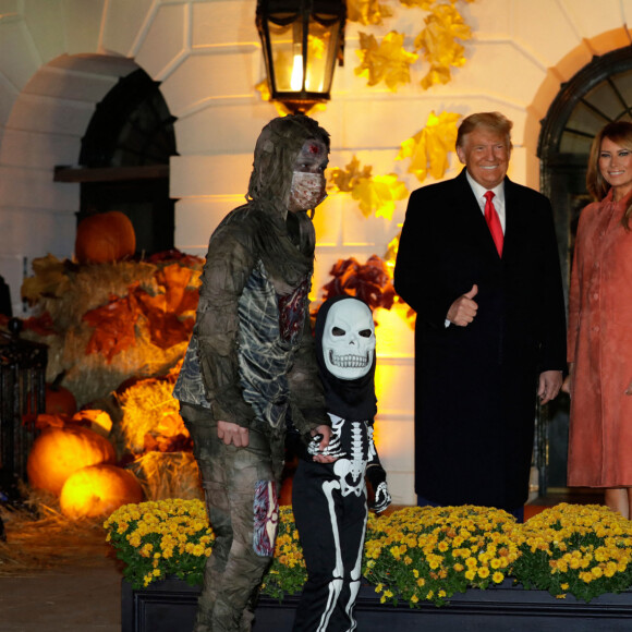 Le président américain Donald Trump et la première dame Melania Trump accueillent les enfants déguisés pour Halloween lors de la soirée devant la Maison Blanche, le 25 octobre 2020. 