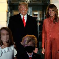 Donald Trump hilare devant un mini lui, Melania rétablie : Halloween à la Maison-Blanche