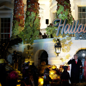 Le président américain Donald Trump et la première dame Melania Trump accueillent les enfants déguisés pour Halloween lors de la soirée devant la Maison Blanche, le 25 octobre 2020. 