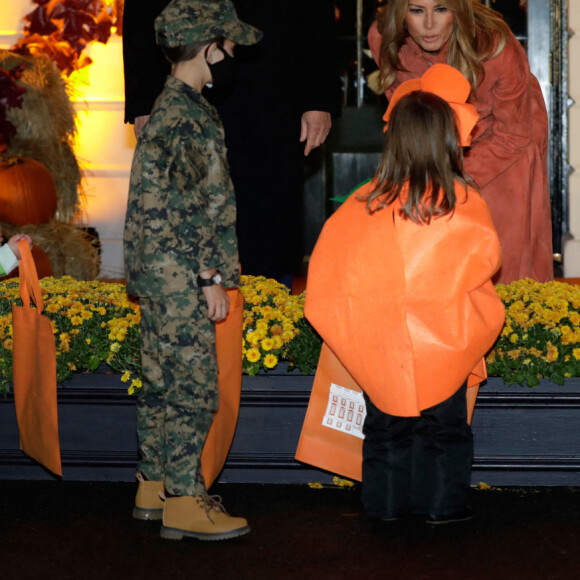 Le président américain Donald Trump et la première dame Melania Trump accueillent les enfants déguisés pour Halloween lors de la soirée devant la Maison Blanche, le 25 octobre 2020. 