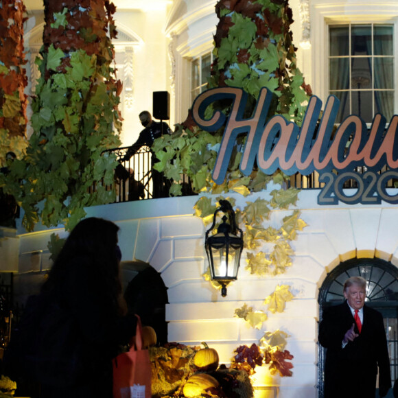 Le président américain Donald Trump et la première dame Melania Trump accueillent les enfants déguisés pour Halloween lors de la soirée devant la Maison Blanche, le 25 octobre 2020. 