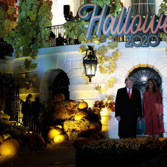Le président américain Donald Trump et la première dame Melania Trump accueillent les enfants déguisés pour Halloween lors de la soirée devant la Maison Blanche, le 25 octobre 2020. 