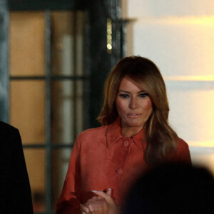 Le président américain Donald Trump et la première dame Melania Trump accueillent les enfants déguisés pour Halloween lors de la soirée devant la Maison Blanche, le 25 octobre 2020. 