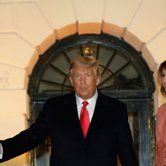 Le président américain Donald Trump et la première dame Melania Trump accueillent les enfants déguisés pour Halloween lors de la soirée devant la Maison Blanche, le 25 octobre 2020. 