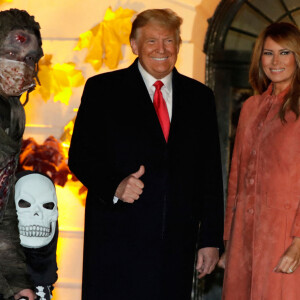 Le président américain Donald Trump et la première dame Melania Trump accueillent les enfants déguisés pour Halloween lors de la soirée devant la Maison Blanche, le 25 octobre 2020. 