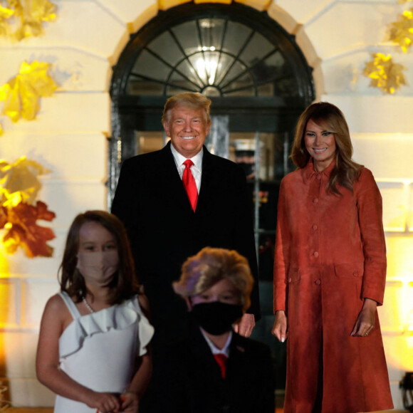 Le président américain Donald Trump et la première dame Melania Trump accueillent les enfants déguisés pour Halloween lors de la soirée devant la Maison Blanche, le 25 octobre 2020. 
