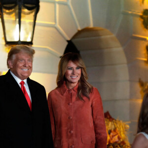Le président américain Donald Trump et la première dame Melania Trump accueillent les enfants déguisés pour Halloween lors de la soirée devant la Maison Blanche, le 25 octobre 2020. 