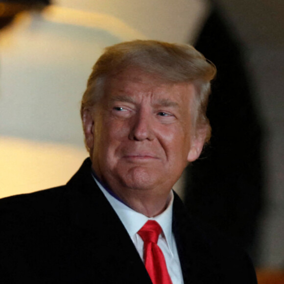 Le président américain Donald Trump et la première dame Melania Trump accueillent les enfants déguisés pour Halloween lors de la soirée devant la Maison Blanche, le 25 octobre 2020. 