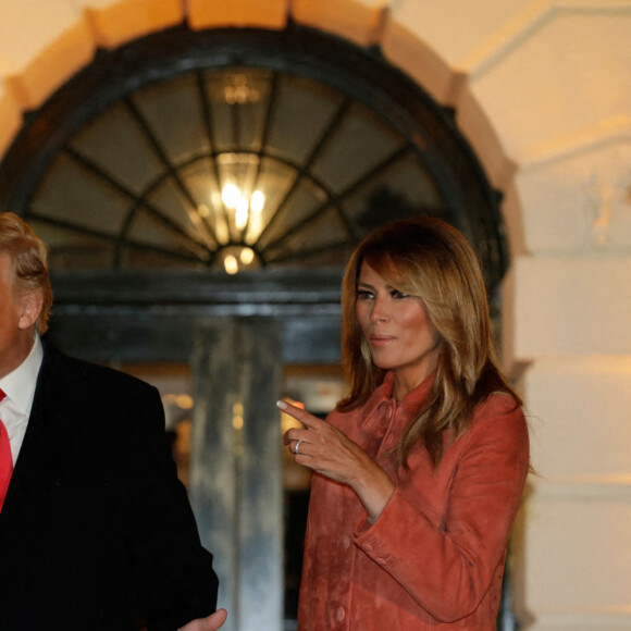 Le président américain Donald Trump et la première dame Melania Trump accueillent les enfants déguisés pour Halloween lors de la soirée devant la Maison Blanche, le 25 octobre 2020. 