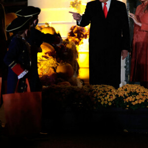 Le président américain Donald Trump et la première dame Melania Trump accueillent les enfants déguisés pour Halloween lors de la soirée devant la Maison Blanche, le 25 octobre 2020. 