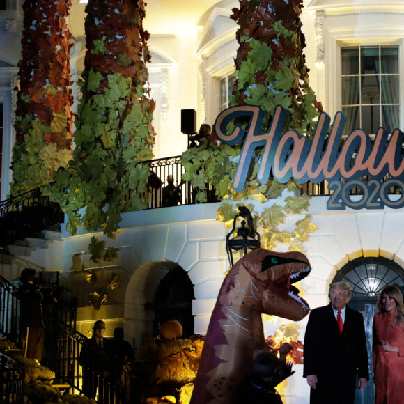 Le président américain Donald Trump et la première dame Melania Trump accueillent les enfants déguisés pour Halloween lors de la soirée devant la Maison Blanche, le 25 octobre 2020. 