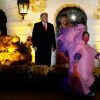 Le président américain Donald Trump et la première dame Melania Trump accueillent les enfants déguisés pour Halloween lors de la soirée devant la Maison Blanche, le 25 octobre 2020. 