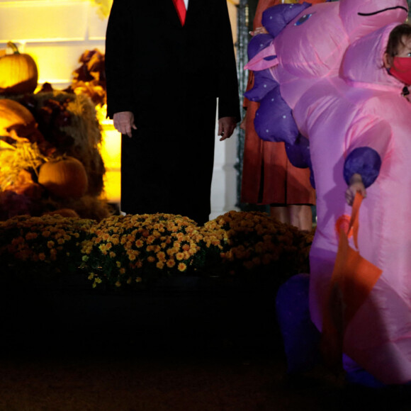 Le président américain Donald Trump et la première dame Melania Trump accueillent les enfants déguisés pour Halloween lors de la soirée devant la Maison Blanche, le 25 octobre 2020. 