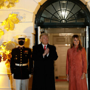 Le président américain Donald Trump et la première dame Melania Trump accueillent les enfants déguisés pour Halloween lors de la soirée devant la Maison Blanche, le 25 octobre 2020. 