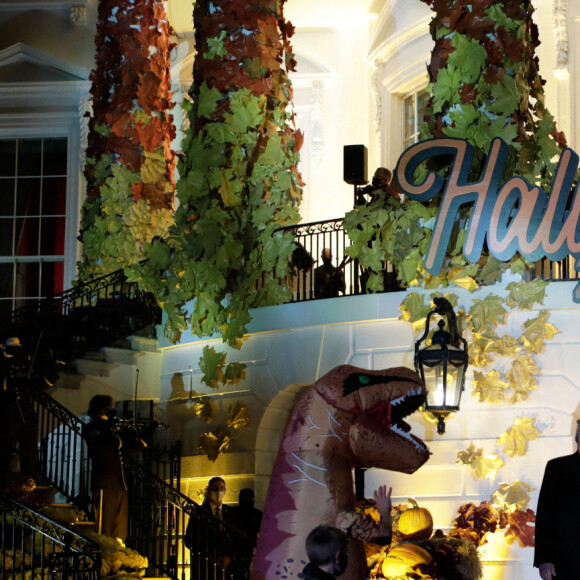 Le président américain Donald Trump et la première dame Melania Trump accueillent les enfants déguisés pour Halloween lors de la soirée devant la Maison Blanche, le 25 octobre 2020. 