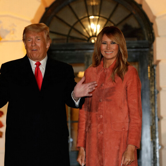 Le président américain Donald Trump et la première dame Melania Trump accueillent les enfants déguisés pour Halloween lors de la soirée devant la Maison Blanche, le 25 octobre 2020. 