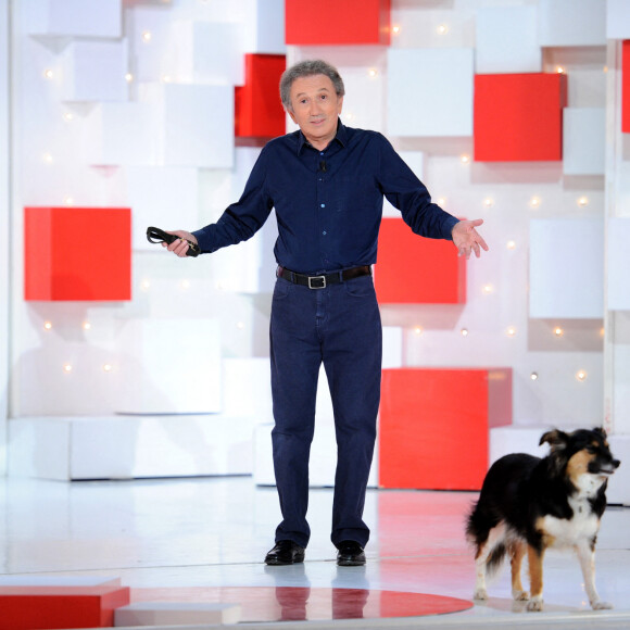 Exclusif - Michel Drucker et sa chienne Izia - Enregistrement de l'émission ' Vivement Dimanche ' au studio Gabriel consacrée aux Chevaliers du fiel le 13 mai 2020 . © Guillaume Gaffiot / Bestimage