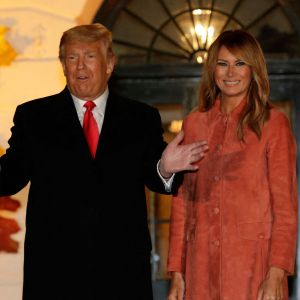 Le président américain Donald Trump et la première dame Melania Trump accueillent les enfants déguisés pour Halloween lors de la soirée devant la Maison Blanche