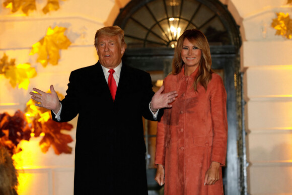 Le président américain Donald Trump et la première dame Melania Trump accueillent les enfants déguisés pour Halloween lors de la soirée devant la Maison Blanche