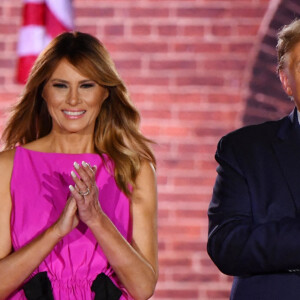 Donald Trump, accompagné de Melania Trump, et Mike Pence poursuivent la Convention nationale Républicaine au Fort McHenry à Baltimore devant leurs partisans, le 26 août 2020. 