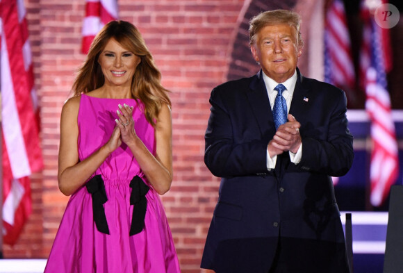 Donald Trump, accompagné de Melania Trump, et Mike Pence poursuivent la Convention nationale Républicaine au Fort McHenry à Baltimore devant leurs partisans, le 26 août 2020. 