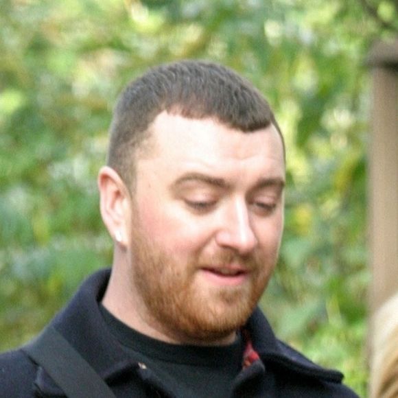 Exclusif - Sam Smith et ses amis empruntent le célèbre passage piétons pour se rendre aux studios d'Abbey Road à Londres, le 19 octobre 2020. Le chanteur britannique de 28 ans doit donner un concert en live stream depuis le mythique studio, le 30 octobre 2020, pour fêter la sortie de son nouvel album "Love Goes".