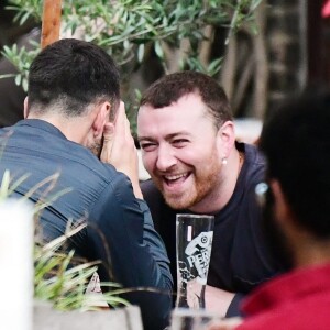 Exclusif - Sam Smith embrasse passionnément son compagnon François Rocci en balade dans les rues de Londres, le 27 août 2020
