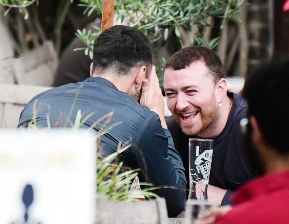 Exclusif - Sam Smith embrasse passionnément son compagnon François Rocci en balade dans les rues de Londres, le 27 août 2020