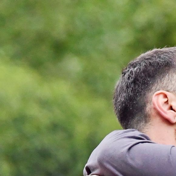 Exclusif - Sam Smith embrasse passionnément son compagnon François Rocci en balade dans les rues de Londres, le 27 août 2020