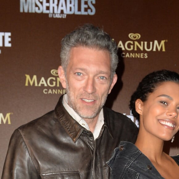 Exclusif - Vincent Cassel et sa femme Tina Kunakey lors de l'after-party Magnum du film "Les Misérables" et du film "Litigante" dans une villa lors du 72ème Festival International du Film de Cannes, France, le 15 mai 2019. Le 1er long-métrage de L.Ly, présenté en compétition au Festival de Cannes – Les Misérables (Le Pacte – Wild Bunch) – fait forte impression à la villa Magnum ! Membre du collectif Kourtrajmé, le réalisateur engagé L.Ly a démarré sa carrière en tournant des courts-métrages avec ses amis d'alors, notamment K.Chapiron et R.Gavras. Ont suivi plusieurs documentaires, tels que 365 jours à Clichy- Montfermeil, réalisé dans son quartier et consacré aux émeutes de 2005, puis le docu-fiction Go Fast Connection (2008) qui dénonçait le traitement médiatique de la banlieue. Très remarqué avec le documentaire À voix haute, coréalisé avec S.de Freitas et nominé au César 2018 de sa catégorie, L.Ly signe ici son premier long-métrage de fiction, Les Misérables, relecture élargie du court-métrage auquel il avait donné son nom, nominé au César 2018 et primé à Clermont-Ferrand l'année précédente. Pour ce film, Ly s'est entouré du même trio d'acteurs qui reprennent leurs rôles respectifs pour cette plus vaste aventure : D.Bonnard (prix des Lumières2017 de la Révélation pour Rester vertical), A.Manenti (L'Enkas, 9 doigts) et D.Zonga (C'est tout pour moi). L'histoire est centrée sur Stéphane (D.Bonnard), tout juste arrivé de Cherbourg qui intègre la brigade anticriminalité de Montfermeil, dans le 93. Il y fait la connaissance de ses nouveaux coéquipiers, Chris (A.Manenti) et Gwada (D.Zonga), deux "Bacqueux" d'expérience dont les méthodes frôlent parfois les limites. Il va alors rapidement découvrir les tensions entre les différents groupes du quartier. Tandis qu'ils se trouvent débordés lors d'une interpellation, un drone se met à filmer leurs moindres faits et gestes... C'est avec toute l'équipe de son film que le réalisateur est venu célébrer la présentation de son premier long-métrage à Cannes lors d'une soirée à la villa Magnum. © Veeren/Bestimage