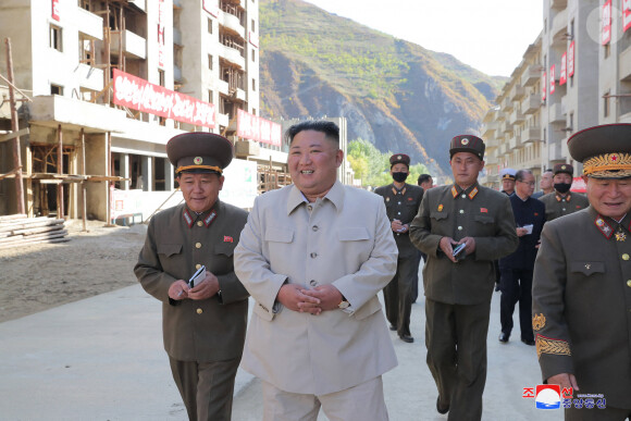 Le dirigeant nord-coréen Kim Jung Un inspecte la région de Komdok, récemment frappée par des inondations et des typhons. Pyongyang. Le 14 octobre 2020. 