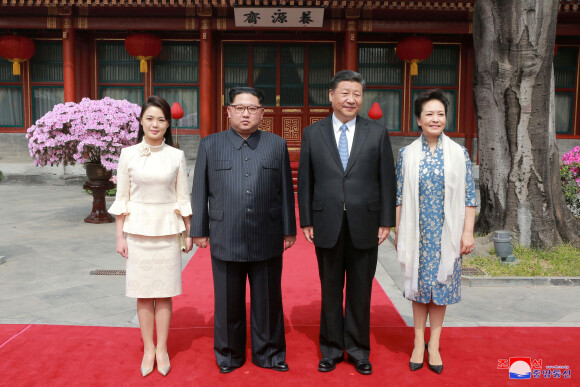 La rencontre du leader Nord Coreen Kim Jong Un et sa femme Ri Sol Ju avec le president chinois Xi Jinping et sa femme Peng Liyuan.