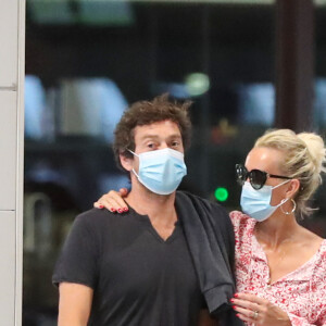 Exclusif - Laeticia Hallyday et son compagnon Pascal Balland prennent un vol à l'aéroport Roissy CDG pour une échappée à deux, sans enfants le 26 juin 2020.