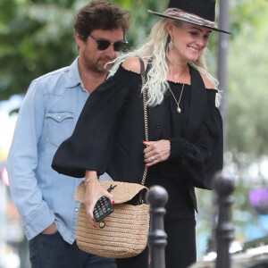 Exclusif - Laeticia Hallyday et son compagnon Pascal Balland sont allés dîner au restaurant "Joia" d'Hélène Darroze avec Liliane Jossua et Isabelle Camus à Paris. Laeticia et Pascal sont rentrés à Paris aujourd'hui après une échappée de trois jours à Florence, sans enfants, le 30 juin 2020. 