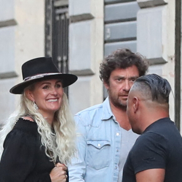 Laeticia Hallyday et son compagnon Pascal Balland avec Carl, le chauffeur de Laeticia - Laeticia Hallyday et son compagnon Pascal Balland sont allés dîner au restaurant "Joia" d'Hélène Darroze avec Liliane Jossua et Isabelle Camus à Paris. Laeticia et Pascal sont rentrés à Paris aujourd'hui après une échappée de trois jours à Florence, sans enfants, le 30 juin 2020. 