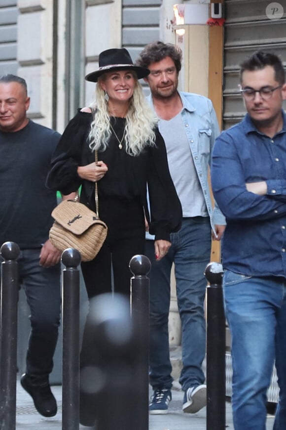 Exclusif - Laeticia Hallyday et son compagnon Pascal Balland sont allés dîner au restaurant "Joia" d'Hélène Darroze avec Liliane Jossua et Isabelle Camus à Paris. Laeticia et Pascal sont rentrés à Paris aujourd'hui après une échappée de trois jours à Florence, sans enfants, le 30 juin 2020. 