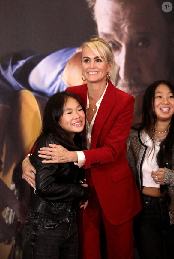 Laeticia Hallyday et ses filles Joy et Jade - Projection au Grand Rex à Paris des documentaires "Johnny USA" et "A nos promesses" à l'occasion de la Journée Spéciale Johnny, son rêve américain. Le 21 octobre 2020 © Jacovides-Moreau / Bestimage