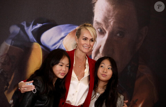 Laeticia Hallyday et ses filles Joy et Jade - Projection au Grand Rex à Paris des documentaires "Johnny USA" et "A nos promesses" à l'occasion de la Journée Spéciale Johnny, son rêve américain. Le 21 octobre 2020 © Jacovides-Moreau / Bestimage