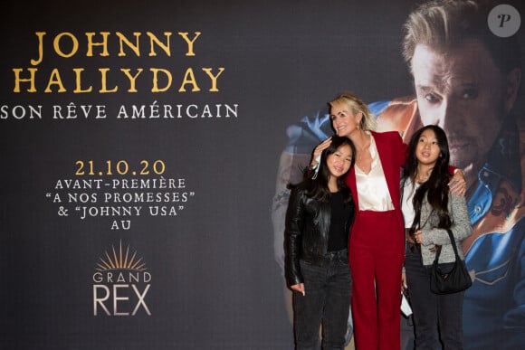 Laeticia Hallyday et ses filles Joy et Jade - Projection au Grand Rex à Paris des documentaires "Johnny USA" et "A nos promesses" à l'occasion de la Journée Spéciale Johnny, son rêve américain. Le 21 octobre 2020 © Jacovides-Moreau / Bestimage