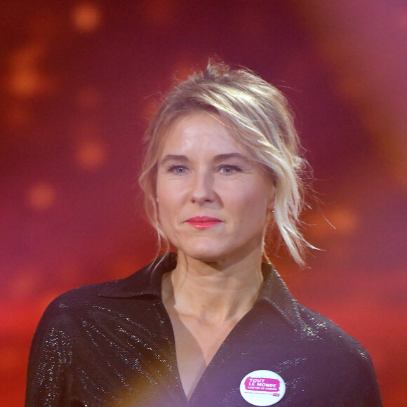 Exclusif - No Web - Hoshi et Stéphanie Renouvin - Concert - Enregistrement de l'émission "Tout le monde chante contre le cancer" au Palais des Sports à Paris, qui sera diffusée le 3 janvier 2019 sur W9. Le 11 décembre 2018 Ce spectacle unique enregistré au Dôme de Paris lancera l’opération annuelle « 100 noëls dans 100 hôpitaux ». Le but de cette opération : offrir le plus beau des Noëls aux enfants malades et leur famille dans 100 hôpitaux et Maisons de Parents en France. © M.Ausset Lacroix-D.Guignebourg / Bestimage  Exclusive - No Web No Blog pour Belgique et Suisse 