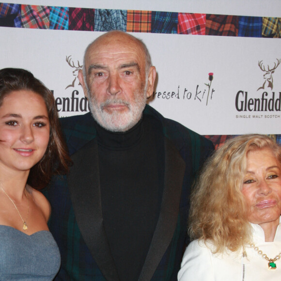 Sean Connery avec son épouse et sa fille, le 5 avril 2010 à New York.