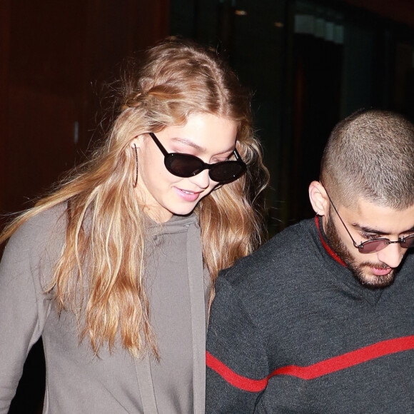 Gigi Hadid et son compagnon Zayn Malik se tiennent la main en quittant l'appartement du mannequin à New York. Sa soeur B. Hadid leur montre le chemin de l'héliport, le 14 septembre 2017
