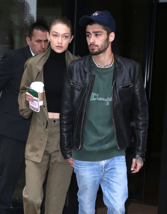 Gigi Hadid et son compagnon Zayn Malik sortent d'un immeuble main dans la main à New York. Les amoureux viennent de fêter les 22 ans de Gigi. Le 25 avril 2017