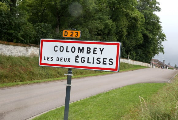 Illustration panneau Colombey-les Deux-Eglises - La Boisserie, résidence personnelle du général Charles de Gaulle à Colombey-les-Deux-Églises dans la Haute-Marne, est un musée ouvert à la visite dont le propriétaire est son fils, l'amiral Philippe de Gaulle. Colombey les Deux Eglises, le 18 Juin 2016 