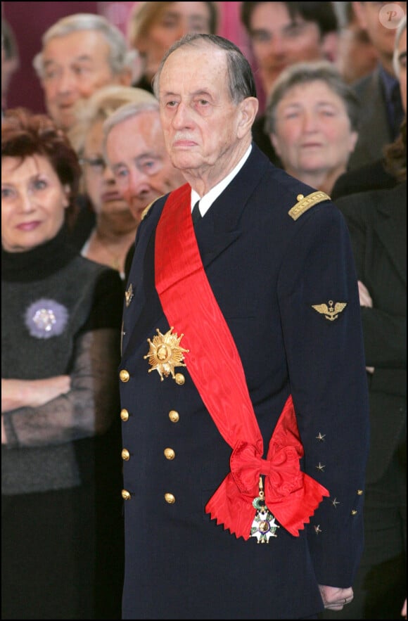L'amiral PHilippe de Gaulle a reçu la grande croix de la Légion d'Honneur lors d'une cérémonie à l'Elysée le 14 mars 2005 par Jacques Chirac.