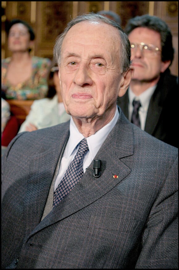 L'amiral Philippe de Gaulle. Emission "Le Plus Grand Francais De Tout Les Temps" dans l'hemicycle du Sénat, le 4 avril 2005.