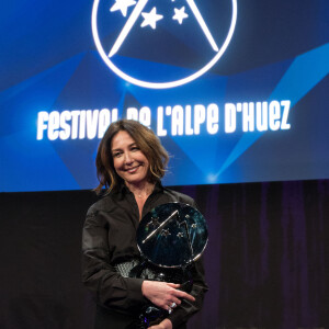 Elsa Zylberstein (Prix d'interprétation féminine pour "Tout Nous Sourit") sur scène lors de la cérémonie de clôture du 23ème festival international du film de comédie de l'Alpe d'Huez, le 18 janvier 2020. © Cyril Moreau/Bestimage