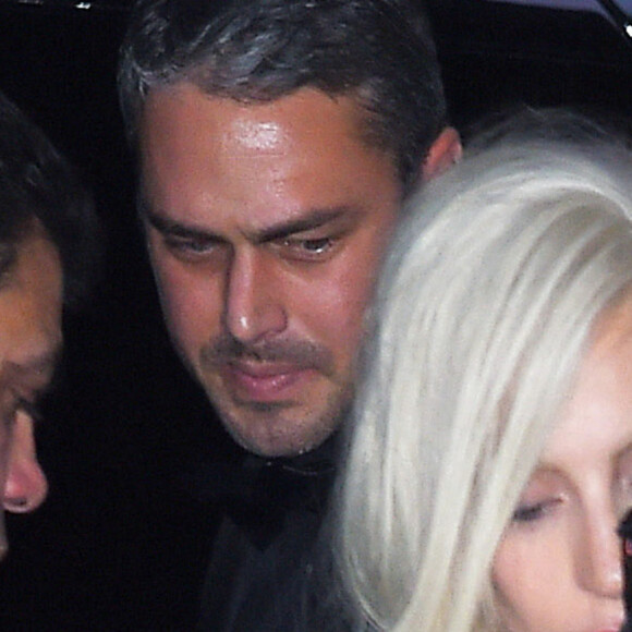 Lady Gaga et son compagnon Taylor Kinney arrivent avec leurs chiens, Miss Asia et Koji déguisés en Père Noël à New York le 11 décembre 2015.